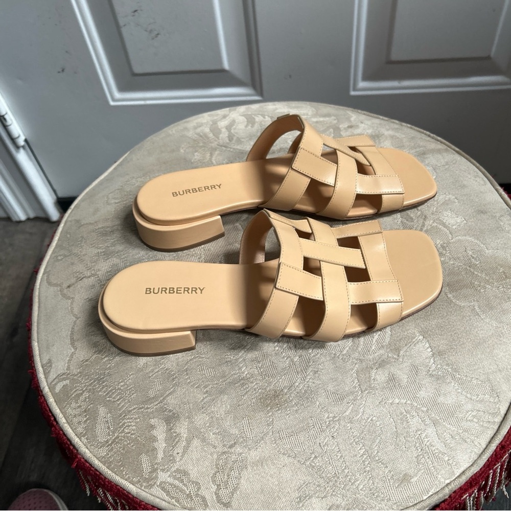 New Burberry women’s Beige leather Lattice Slides Sz 40/10 made in Italy - Picture 3 of 16